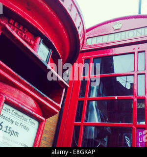 Roten Briefkasten und Telefonzelle In England Stockfoto