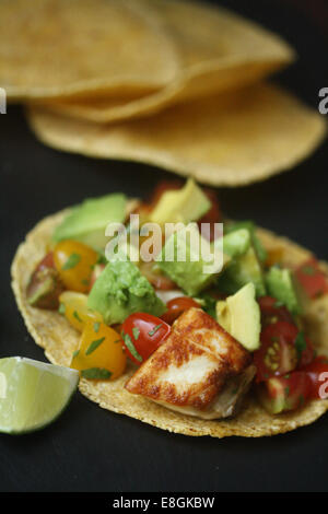 Fischtacos mit Avocado und Pico de Gallo Stockfoto