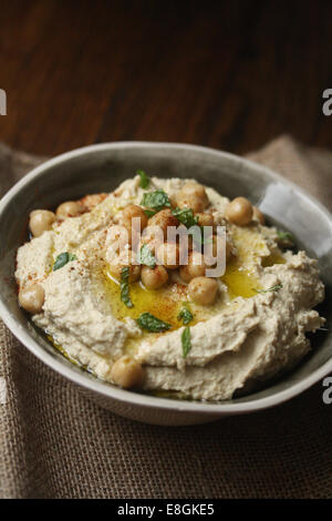 Schüssel mit pikanten Chipotle Hummus mit Kichererbsen Stockfoto