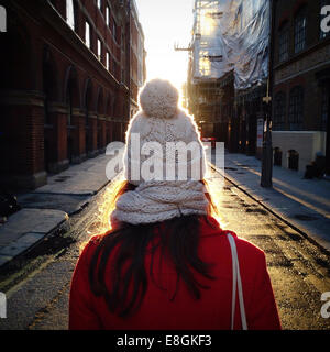 Rückansicht der Frau, die mitten auf der Straße steht, Soho, London, England, Großbritannien Stockfoto