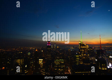 USA, New York State, New York City, Blick auf die Stadt in der Abenddämmerung Stockfoto