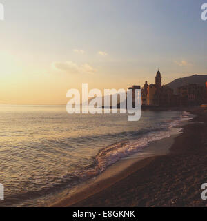 Ansicht der Stadt vom Strand bei Sonnenuntergang, Camogli, Italien Stockfoto