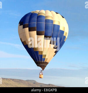 Heißluftballon über die Berge, Texas, USA Stockfoto