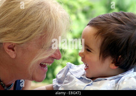Porträt der Großmutter und Enkelin sahen einander lachen Stockfoto
