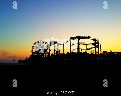 Santa Monica Pier bei Sonnenuntergang, Kalifornien, USA Stockfoto