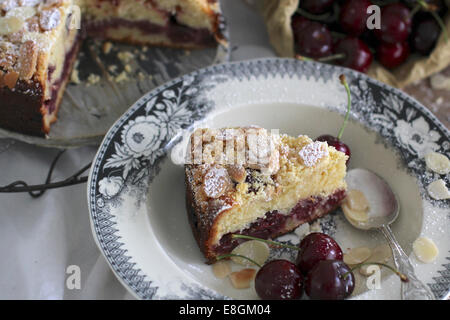 Kirsch Mandel-Kuchen mit Mandeln und frischen Kirschen garniert Stockfoto