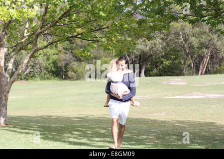 Vater mit Tochter im Park, Sydney, New South Wales, Australien Stockfoto