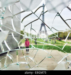 Frankreich, Paris, Eiffelturm durch gebrochene Glasscheibe betrachtet
