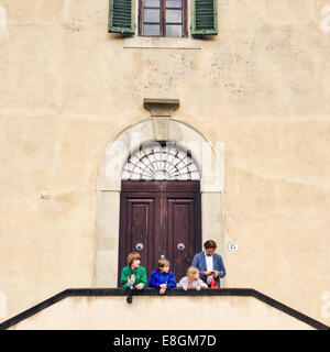 Vater und drei Kinder stehen vor einem Gebäude, Florenz, Toskana, Italien Stockfoto