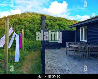 Handtücher hängen, Wäscheleine draußen Sommerhaus, Fanø, Dänemark Stockfoto