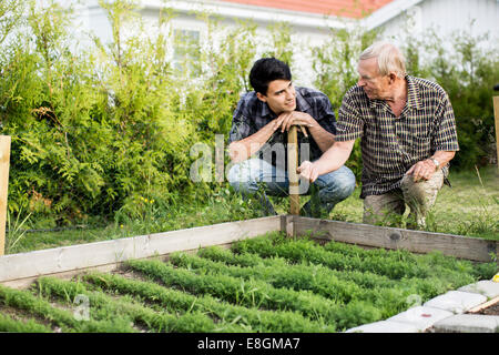 Großvater und Enkel sahen einander in Hof Stockfoto