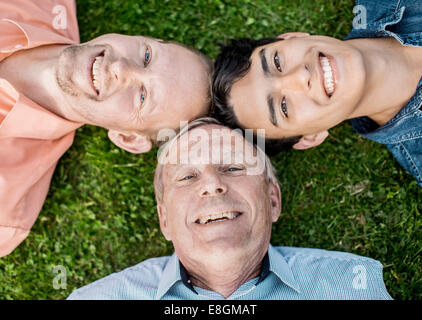 Nahaufnahme der glückselig drei Generation Männer liegen auf dem Rasen Stockfoto