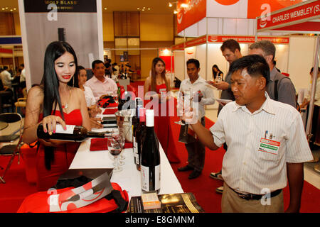 (141008)--PHNOM PENH, 8. Oktober 2014 (Xinhua)--Besucher testen Wein während eines Lebensmittel- und Ausstellung in Phnom Penh, Kambodscha, 8. Oktober 2014. Kambodscha mit dem Ziel, den Tourismus weiter zu fördern eine internationale Küche und Hotel-Ausstellung hier am Mittwoch gehostet, sagten Beamte. (Xinhua/Sovannara) Stockfoto