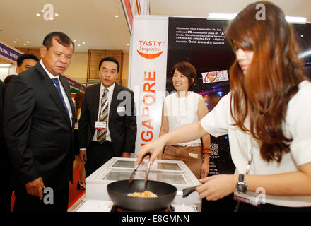 (141008)--PHNOM PENH, 8. Oktober 2014 (Xinhua)--kambodschanischen Tourismus-Minister Thong Khon (Front L) besucht eine Lebensmittel- und Ausstellung in Phnom Penh, Kambodscha, 8. Oktober 2014. Kambodscha mit dem Ziel, den Tourismus weiter zu fördern eine internationale Küche und Hotel-Ausstellung hier am Mittwoch gehostet, sagten Beamte. (Xinhua/Sovannara) Stockfoto