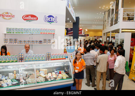 (141008)--PHNOM PENH, 8. Oktober 2014 (Xinhua)--Menschen besuchen eine Lebensmittel- und Ausstellung in Phnom Penh, Kambodscha, 8. Oktober 2014. Kambodscha mit dem Ziel, den Tourismus weiter zu fördern eine internationale Küche und Hotel-Ausstellung hier am Mittwoch gehostet, sagten Beamte. (Xinhua/Sovannara) Stockfoto