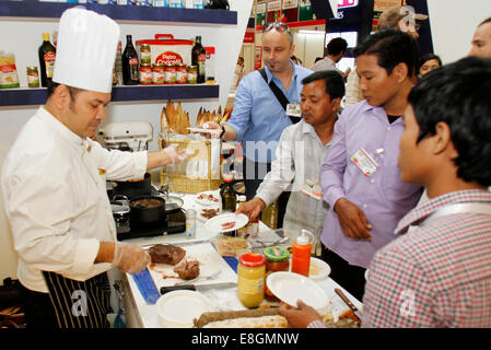 (141008)--PHNOM PENH, 8. Oktober 2014 (Xinhua)--Besucher versuchen Nahrung während eines Lebensmittel- und Ausstellung in Phnom Penh, Kambodscha, 8. Oktober 2014. Kambodscha mit dem Ziel, den Tourismus weiter zu fördern eine internationale Küche und Hotel-Ausstellung hier am Mittwoch gehostet, sagten Beamte. (Xinhua/Sovannara) Stockfoto