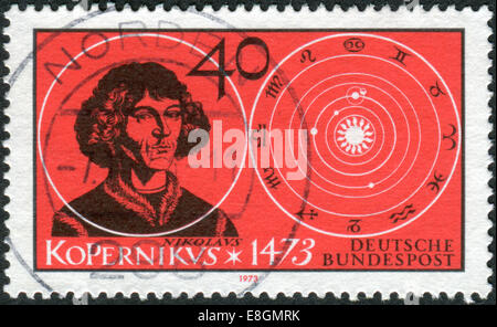 Deutschland - CIRCA 1973: Briefmarke gedruckt in Deutschland, zeigt die Nicolaus Copernicus und Solaranlage, ca. 1973 Stockfoto