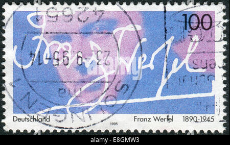 Deutschland - ca. 1995: Briefmarke gedruckt in Deutschland, widmet sich der Schriftsteller Franz Werfel, ca. 1995 Stockfoto