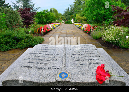 Denkmal mit Zitaten aus dem alten Testament in Elgin Cathedral, Elgin, Moray, Grampian, Schottland, Vereinigtes Königreich Stockfoto