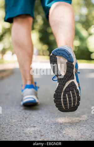 Geringen Teil der Mann in Sportschuhen laufen auf Park street Stockfoto