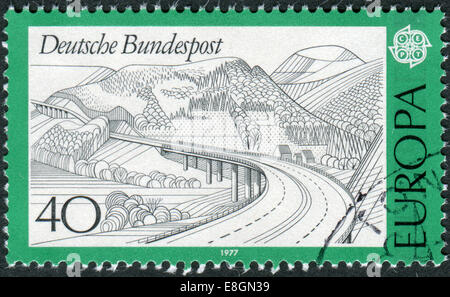 Deutschland - CIRCA 1977: Briefmarke gedruckt in Deutschland, zeigt eine Rhön-Autobahn, ca. 1977 Stockfoto