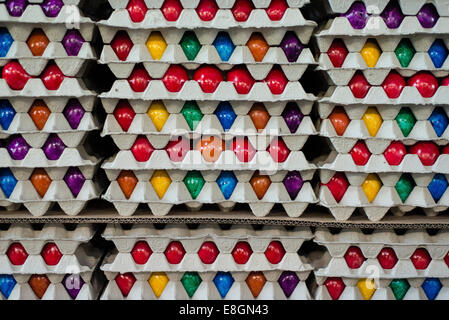 Bunte Ostereier in Kartons gestapelt Beham Ei färben Unternehmen, Thannhausen, Bayern, Deutschland Stockfoto