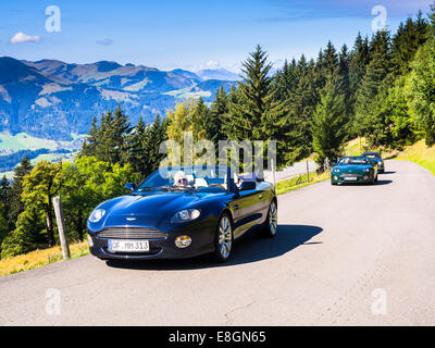 Aston Martin DB7 Vantage Volange Autos auf einer Bergstraße in der Nähe von Kitzbühel, Tirol, Österreich Stockfoto
