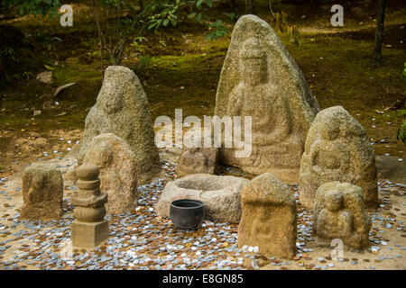 Buddhistische Statuen, Kinkaku-Ji oder goldene Pavillon, buddhistische Tempel, Kyoto, Japan Stockfoto