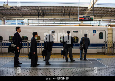 Menschen warten auf den Shinkanzen Zug, Kyoto, Japan Stockfoto