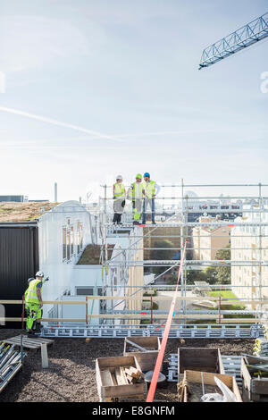 Bauarbeiter arbeiten am Standort Stockfoto