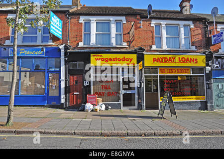 Zahltag Darlehen und Pfandleiher Geschäfte, South Ealing Road, London W5, England, UK. Stockfoto