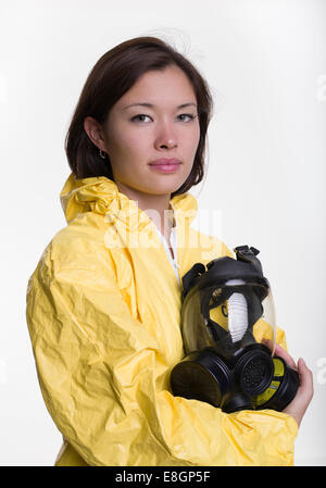 Frau mit Gefahrstoffen Schutzanzug und Gasmaske Stockfoto