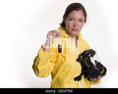 Frau mit Gefahrstoffen Schutzanzug und Gasmaske Stockfoto