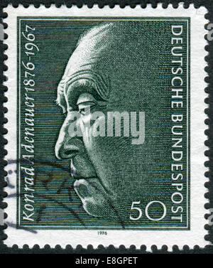 Deutschland - ca. 1976: Briefmarke gedruckt in Deutschland, zeigt die erste nach dem zweiten Weltkrieg deutsche Bundeskanzler Konrad Adenauer, ca. 1976 Stockfoto