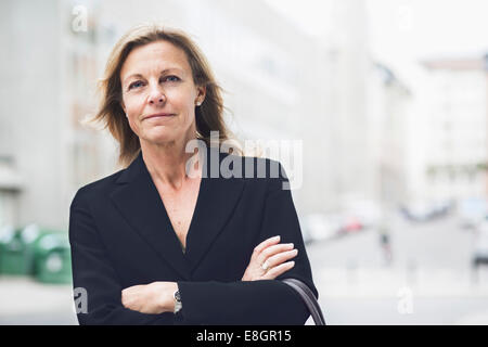 Porträt von zuversichtlich Geschäftsfrau stehend Arme gekreuzt im freien Stockfoto