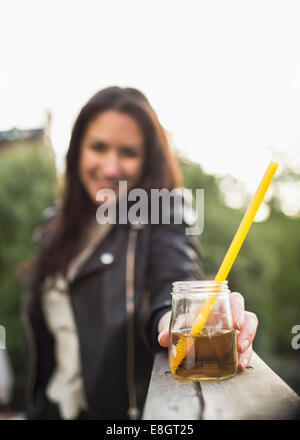 Frau mit Holunderblüten Trinken Dachgarten Stockfoto