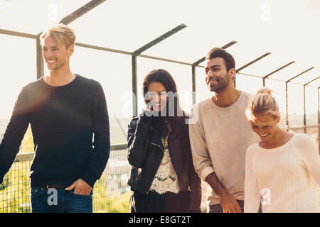Glücklich multiethnischen Freund zu Fuß im freien Stockfoto