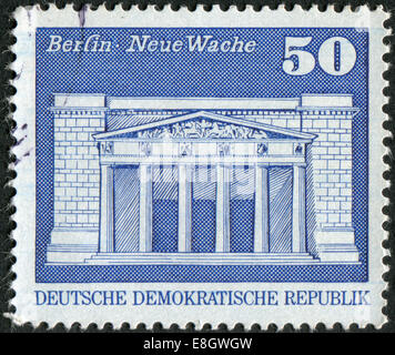 Deutschland (DDR) - CIRCA 1980: Briefmarke gedruckt in Deutschland, zeigt das Gebäude Neue Wache (neue Wache), Berlin, ca. 1980 Stockfoto