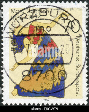 Deutschland - CIRCA 1986: Briefmarke gedruckt in Deutschland, zeigt eine Mary Wigman, Tänzerin, Choreografin und Tanzlehrerin, ca. 1986 Stockfoto