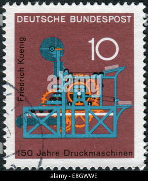 Briefmarke gedruckt in Deutschland, gewidmet den 150. Jahrestag der Druckmaschine Koenig Stockfoto