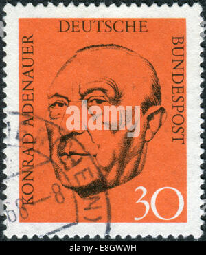 Deutschland - ca. 1968: Briefmarke gedruckt in Deutschland, zeigt die erste nach dem zweiten Weltkrieg deutsche Bundeskanzler Konrad Adenauer, ca. 1968 Stockfoto