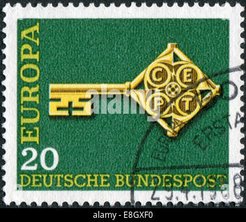 Deutschland - ca. 1968: Briefmarke gedruckt in Deutschland, zeigt den goldenen Schlüssel mit C.E.P.T. Emblem, ca. 1968 Stockfoto