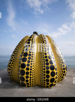 Riesige gelbe Pop-Art Kürbis durch die japanische Künstlerin Yayoi Kusama. Benesse Art Site Naoshima, Japan Stockfoto