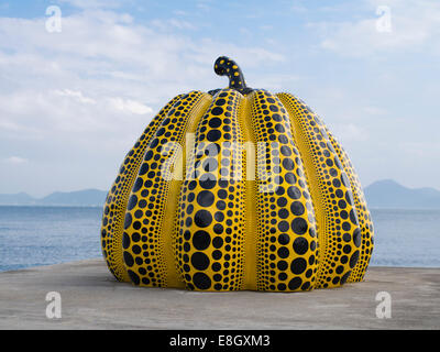 Riesige gelbe Pop-Art Kürbis durch die japanische Künstlerin Yayoi Kusama. Benesse Art Site Naoshima, Japan Stockfoto