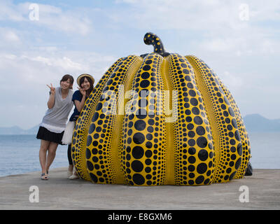 Riesige gelbe Pop-Art Kürbis durch die japanische Künstlerin Yayoi Kusama. Benesse Art Site Naoshima, Japan Stockfoto