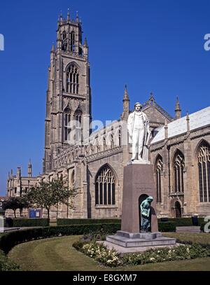 Statue von Herbert Ingram vor St. Botolph Church, Boston, Lincolnshire, England, Vereinigtes Königreich, West-Europa. Stockfoto