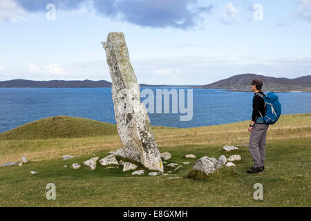 Die Clach Mhic Leoid stehend Stein auch bekannt als MacLeod Stein, Nisabost Insel Harris Hebriden Scotland UK Stockfoto