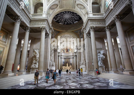 Pantheon-Interieur mit Touristen in Paris Stockfoto
