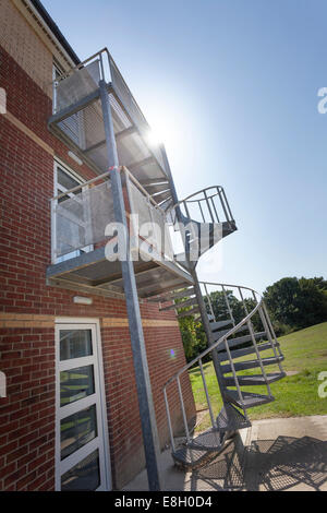 Äußere Metallspirale Feuerleiter Staire, außerhalb des Gebäudes. Stockfoto