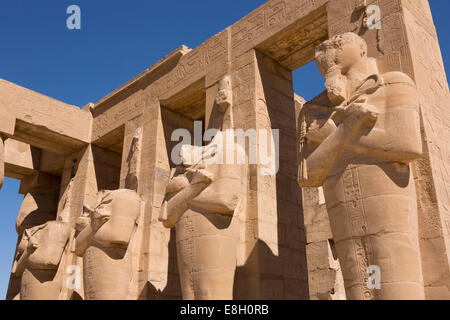 Ägypten, Luxor, Ramesseum, Leichenhalle Tempel von Ramses II, kopflosen Statuen Stockfoto